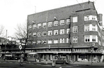 De hoek van het noordoostelijke blok is bijna gesloopt.
              <br/>
              Beeldbank Stadsarchief, 1974?